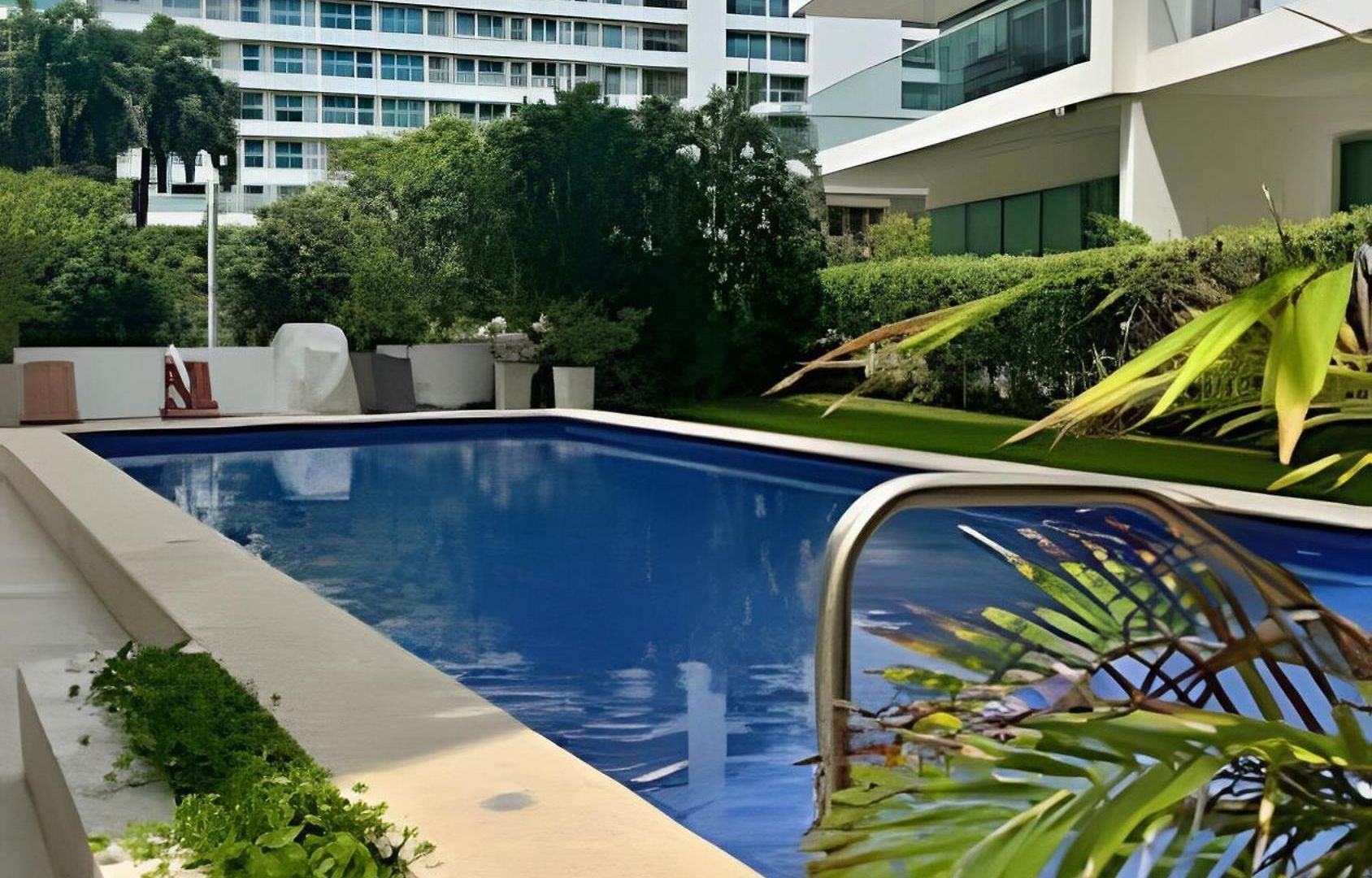 Beachfront Paradise With Pools And Apartment