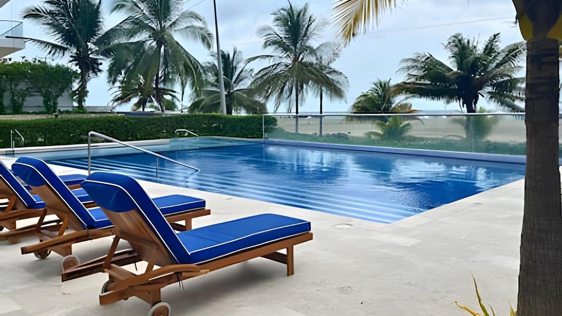 Beachfront Paradise With Pools And Cartagena