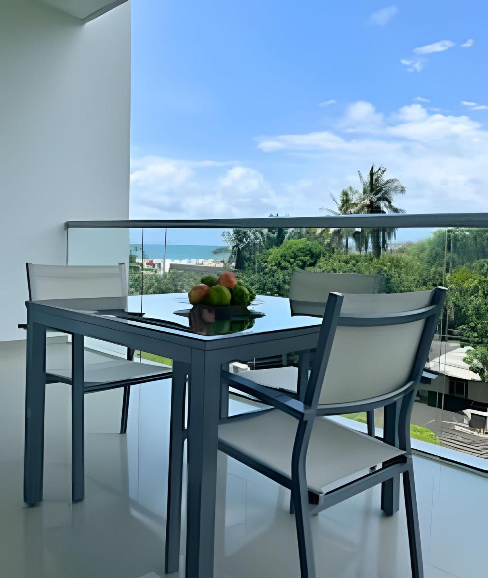 Beachfront Paradise With Pools And Apartamento *